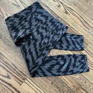 Grey black structural pattern Lululemon leggings sports stretchy fit